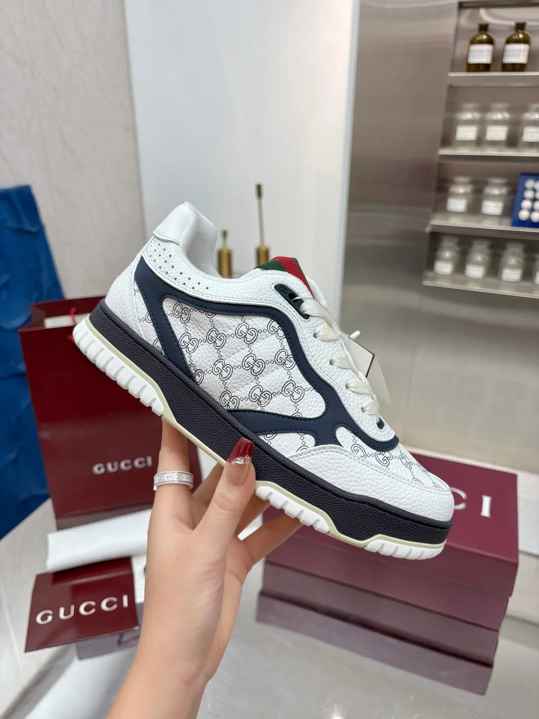 Men's Men's Shoes 💰660 Gucci Gucci's latest hot-selling series of high and low-top distressed couple sneakers are shipped. Original purchase, development and production. This high-low top sneaker adopts a basketball-style silhouette design, cleverly integrated with hollow panels and distressed effects, showing its unique ingenuity. The ingenuity incorporates brand logo details such as interlocking Double G styling accessories and Gucci lettering, a low-key tribute to the brand's design heritage.  ▪️ Fabric: Original customized imported first-layer cowhide ▪️ Lining: Sweat-absorbent and deodorant towel lining ▪️ Sole: Original molded TPU sole ▪️ Sole thickness: 3cm ▪️ Size: Male 39-46 (46 customized)